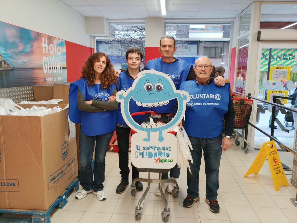 Fotografía de voluntarios en el zampakilos solidario.